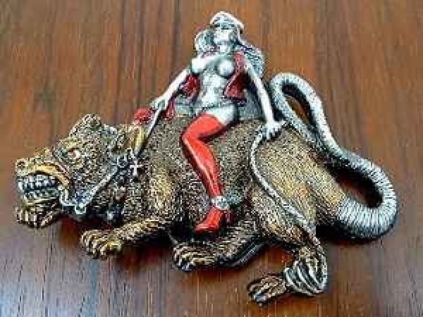 Buckle Gürtelschnalle Erotik Frau auf Ratte