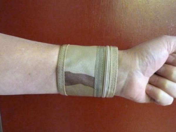 Armbandbörse mit Klettverschluss am Arm befestigtRückseite