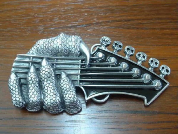 Buckle Gürtelschnalle Gitarrenkopf mit Echsenhand
