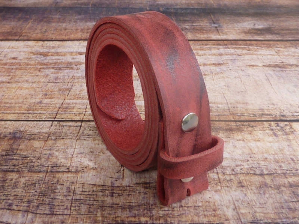 Ledergürtel ohne Schnalle  Büffelleder Wechselgürtel rot-marmoriert 33 mm - aufgerollt